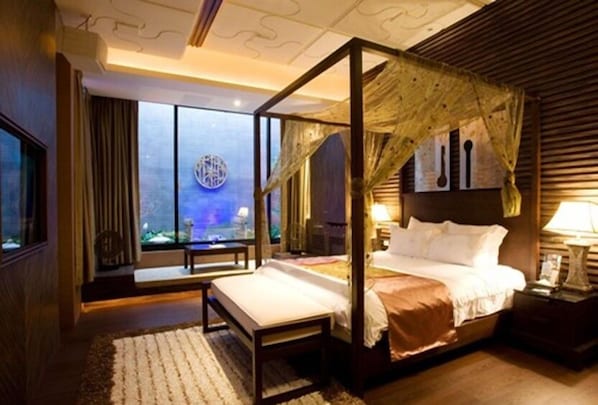 Suite (Daily check out is required) | Een gratis minibar, verduisterende gordijnen, geluiddichte muren