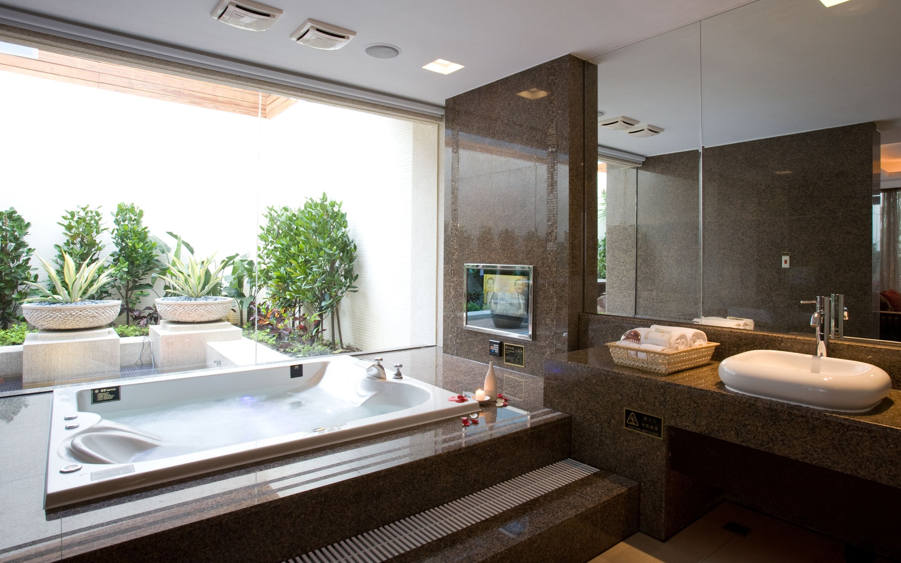 luxury suite (daily check out is required)	 | jetted bathtub