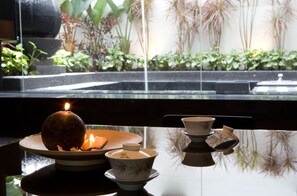 Suite (Daily check out is required) | Minibar gratis, tirai kedap cahaya, kedap suara, dan Wi-Fi gratis