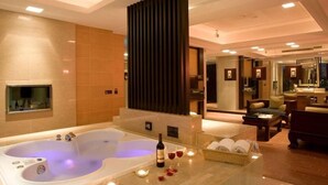 A luxurious spa area with a large bathtub, a wine bottle, glasses, and candles. - Yes Motel City Resort Paradise (New Taipei City)