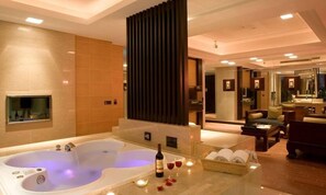 Suite (Daily check out is required) | Articles de minibar gratuits, rideaux d’obscurcissement
