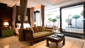 A hotel room with a bed, a sofa, a coffee table, and a view of the street. - Yes Motel City Resort Paradise (New Taipei City)