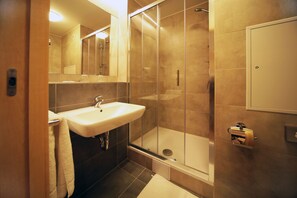 Deep soaking tub, rainfall showerhead, hair dryer, towels - Hotel Krystal (Prague)