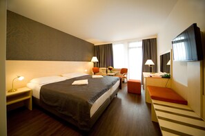 Quarto casal conforto, sacada, vista para a cidade | Cofres nos quartos, escrivaninha, cortinas blackout