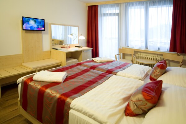 Peti besi dalam bilik, meja, langsir/tirai gelap terus 