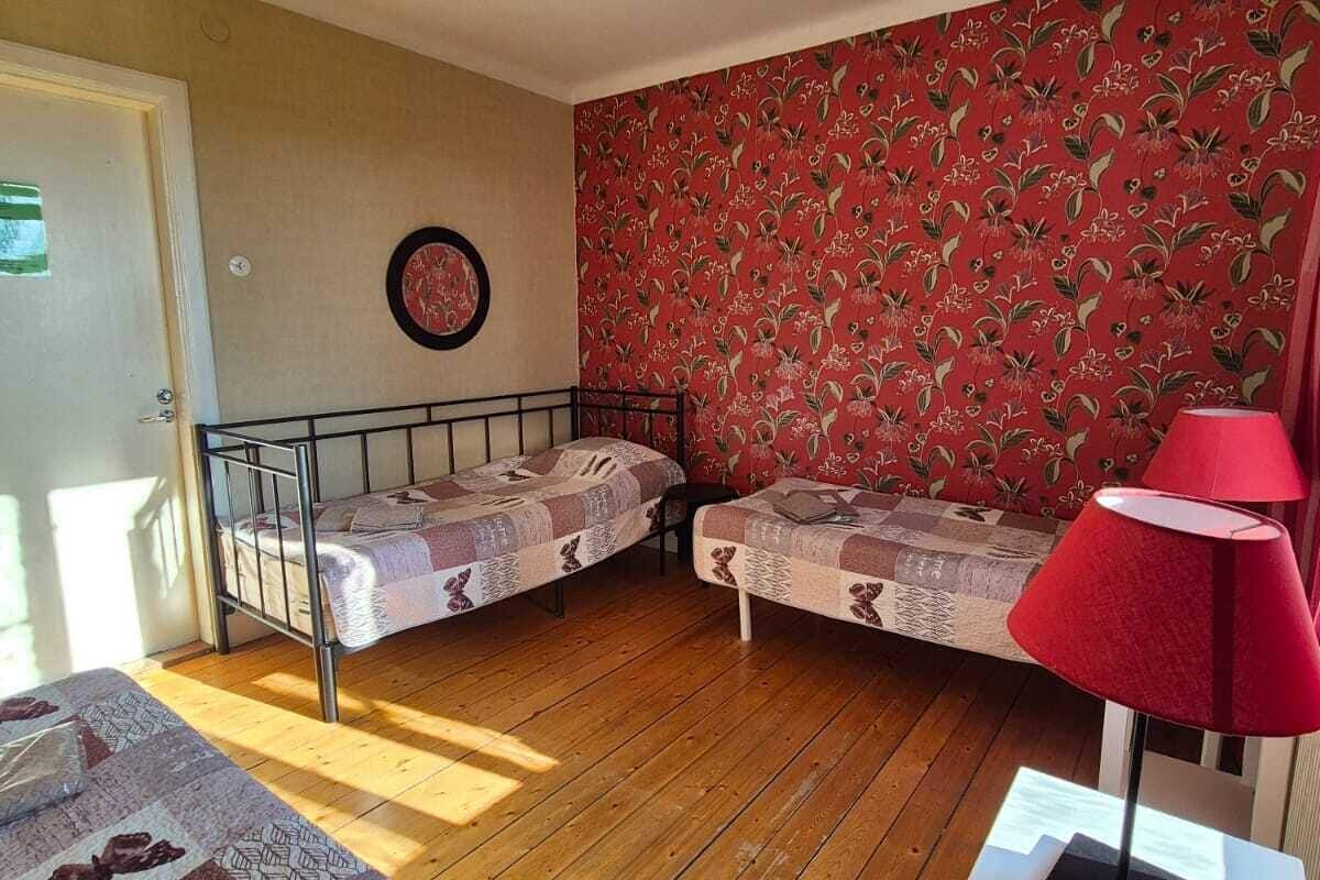 Basic Triple Room, 3 Single Beds, Shared Bathroom, Partial Lake View