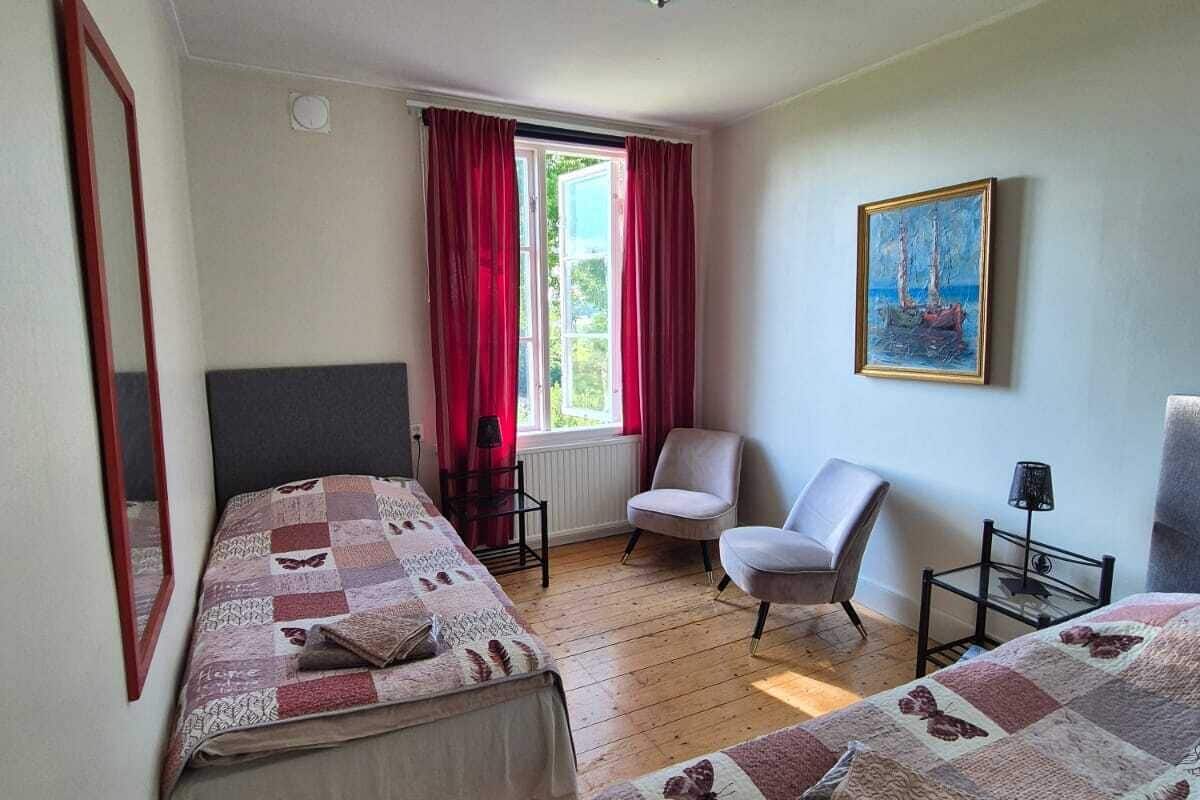 Two bedrooms, 2 single beds, Shared bathroom