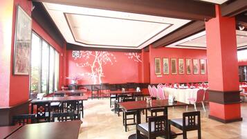3 restaurants; breakfast, lunch and dinner served