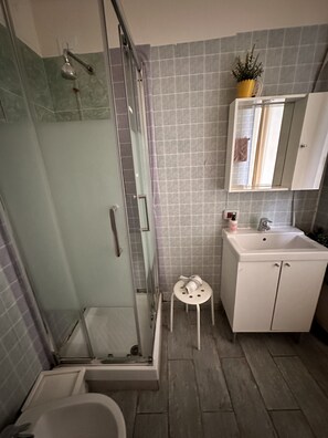 City Room | Bathroom | Shower, rainfall showerhead, free toiletries, hair dryer - Locanda San Lorenzo (Florence)