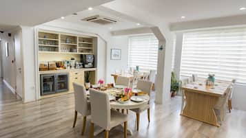 Café da manhã com buffet todos os dias (EUR 9 por pessoa)