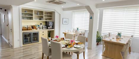 Petit déjeuner buffet (9 EUR par personne)