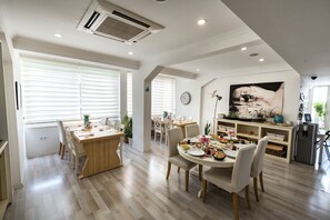 อาหารเช้าแบบบุฟเฟ่ต์ทุกวัน (EUR 9 ต่อคน)