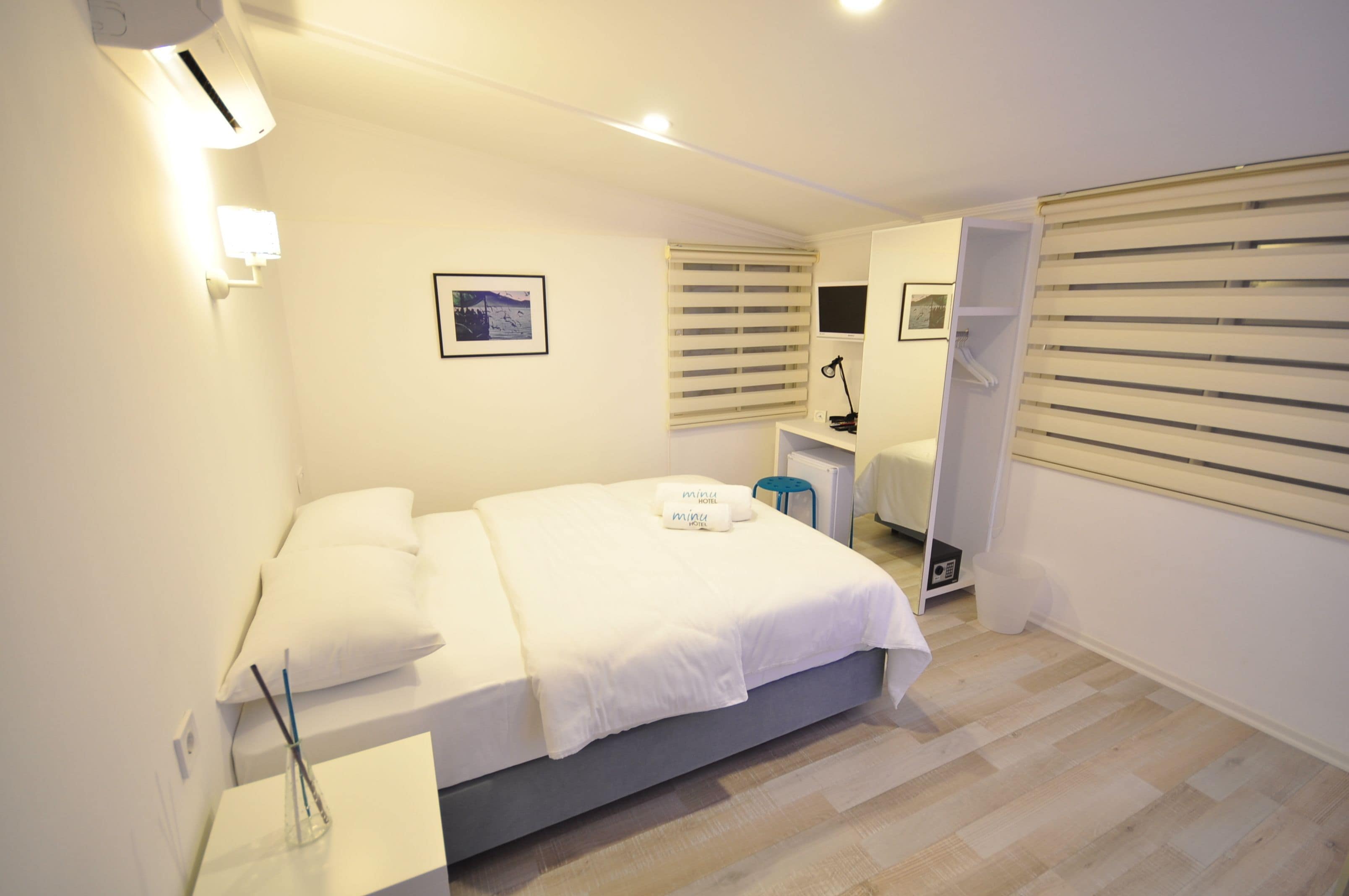 standard room | premium bedding, in-room safe, desk, soundproofing