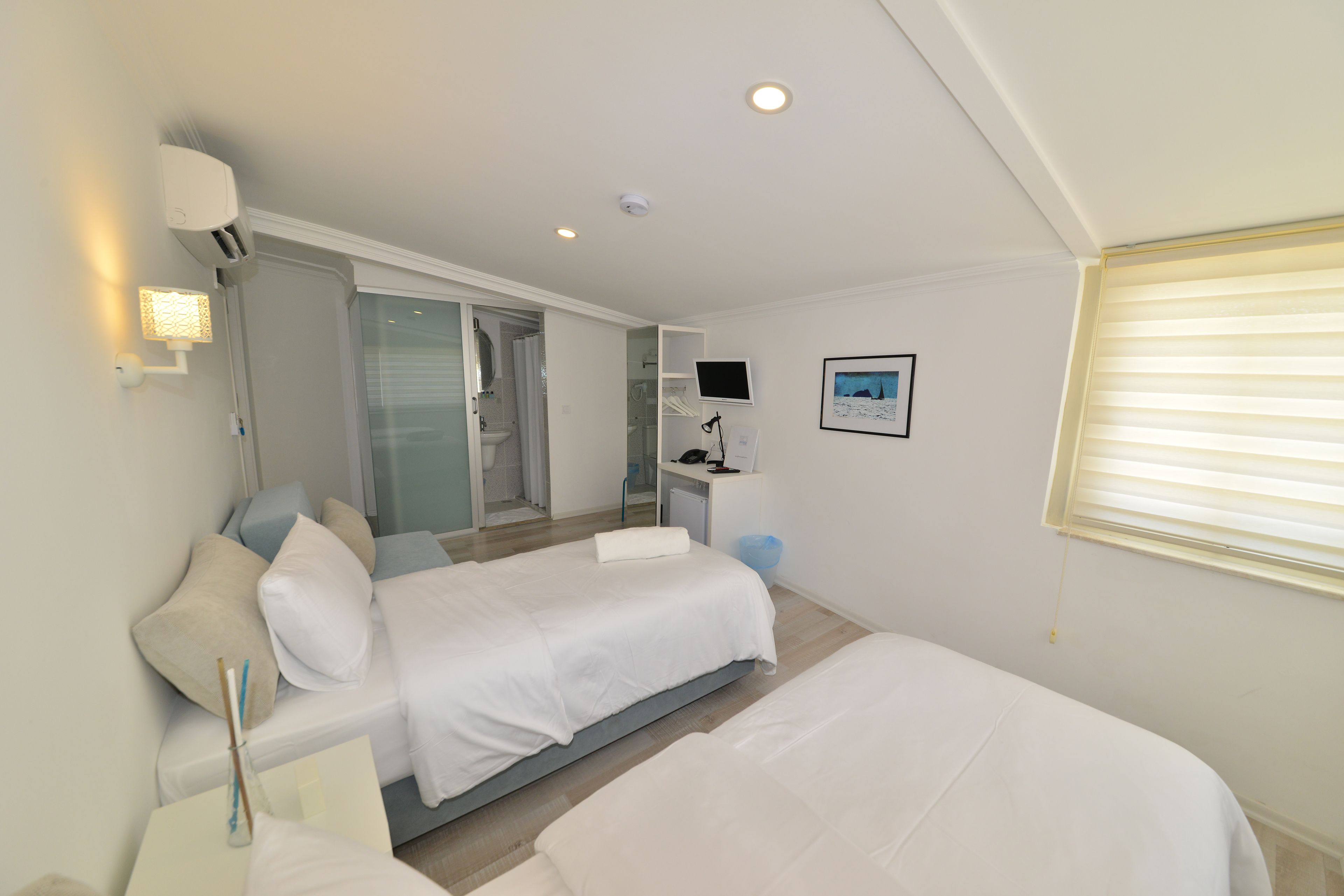 standard room | premium bedding, in-room safe, desk, soundproofing