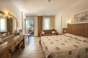 Tremannsrom – deluxe, 1 soverom | Sengetøy av topp kvalitet, minibar, skrivebord og blendingsgardiner