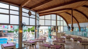 Petit déjeuner et dîner servis sur place