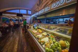 Petit déjeuner et dîner servis sur place