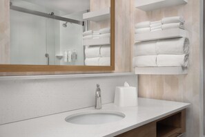 King, Chambre, réfrigérateur | Salle de bain | Articles de toilette gratuits, serviettes fournies