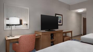 Zimmer, 2 Queen-Betten, Kühlschrank | Zimmersafe, kostenloses WLAN, Bettwäsche