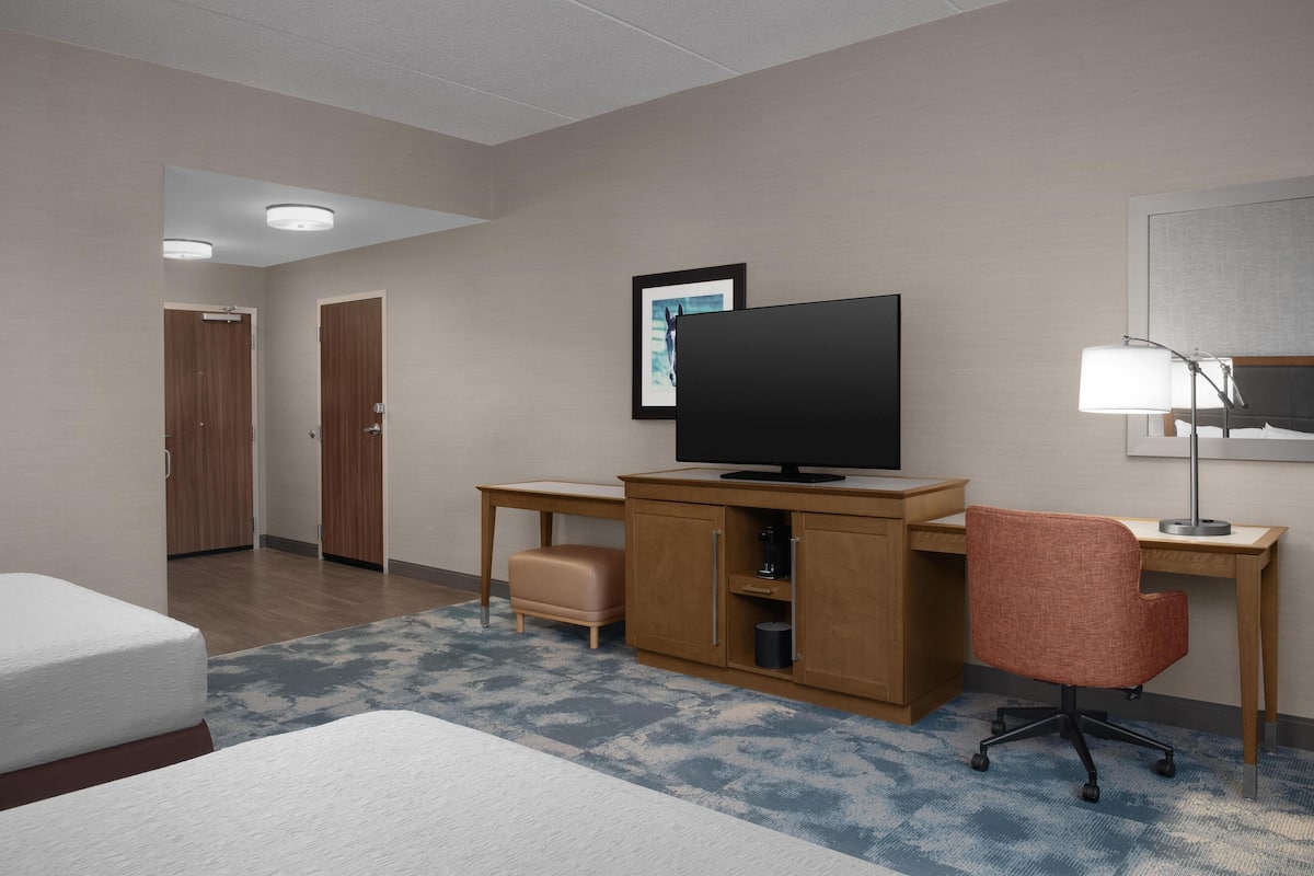 Room, 2 Queen Beds, Accessible, Bathtub