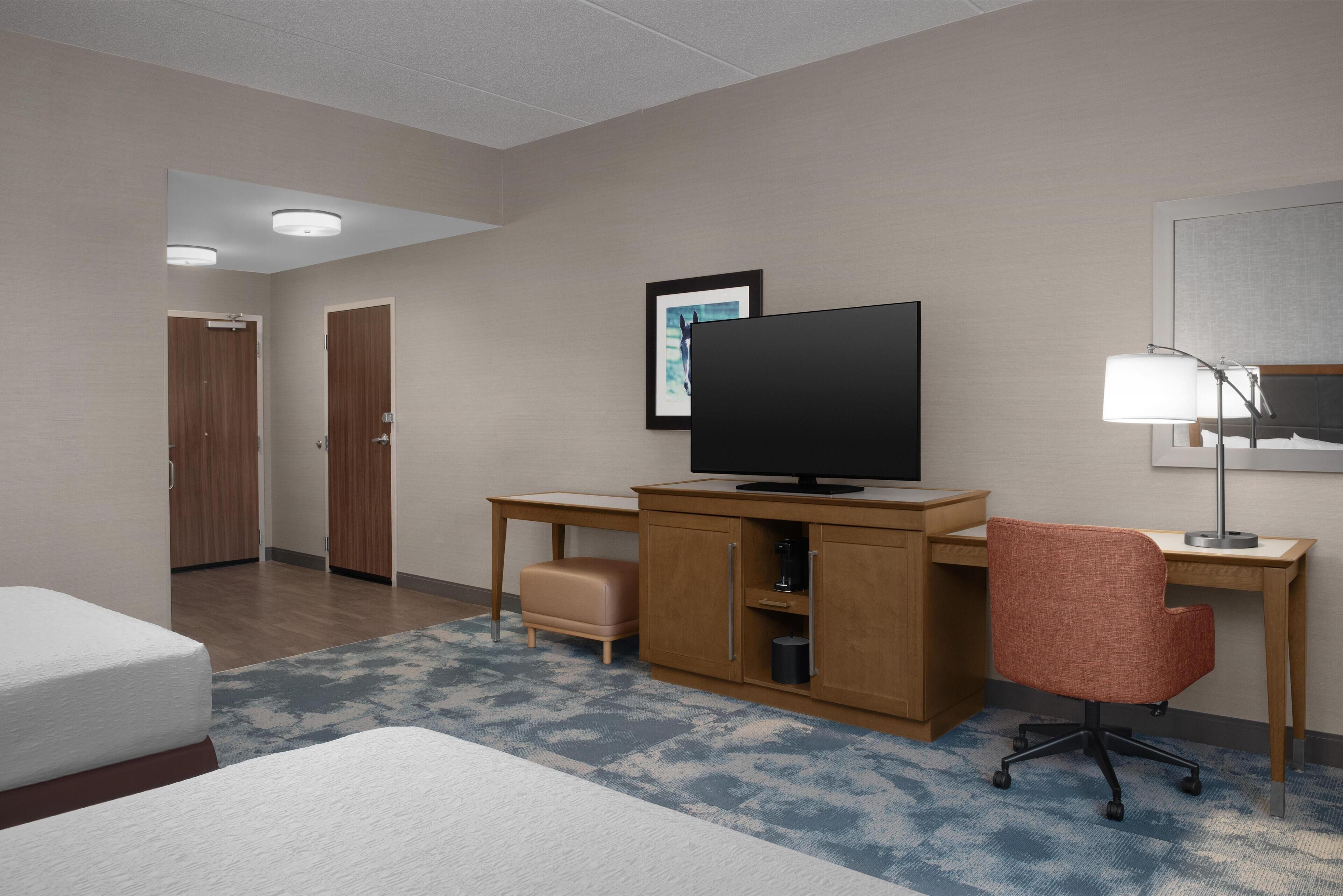 Chambre, 2 grands lits, accessible aux personnes à mobilité réduite, baignoire | Coffres-forts dans les chambres, Wi-Fi gratuit, draps fournis