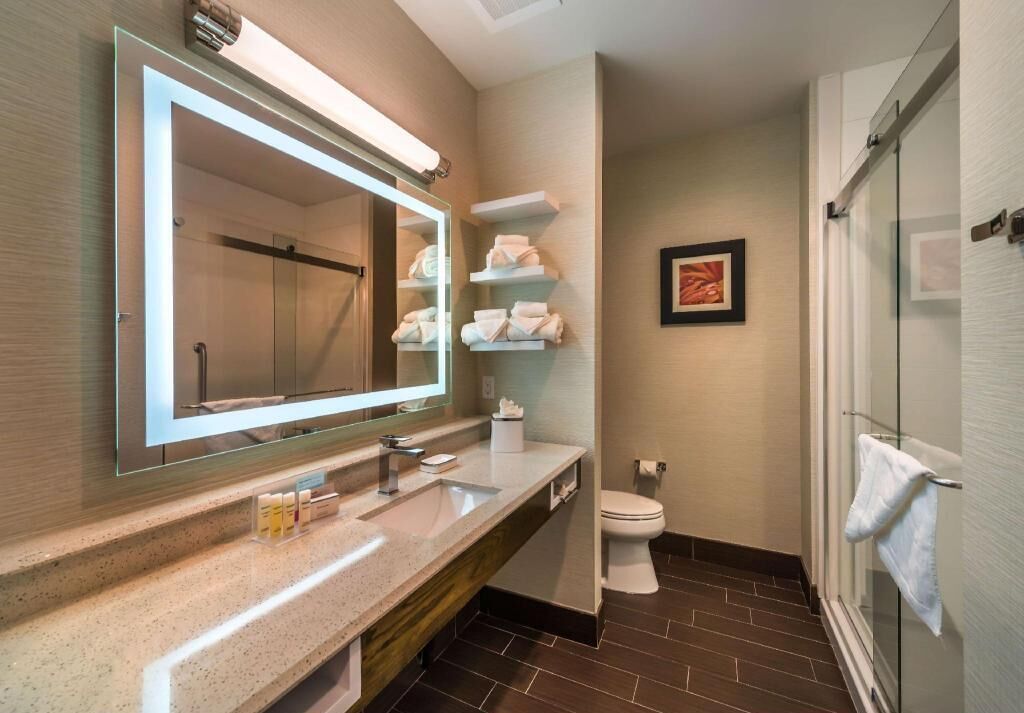 Bathroom | Combined shower/bathtub, hair dryer, towels