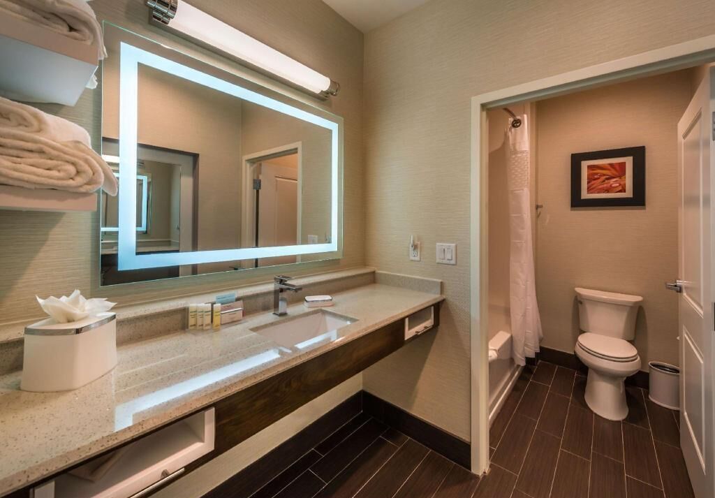 Combined shower/bathtub, hair dryer, towels