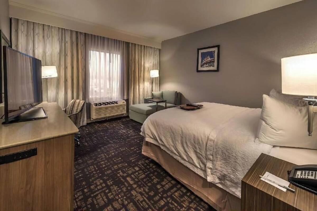 Minibar, safe på rommet, strykejern/-brett og ekstrasenger (inkludert)