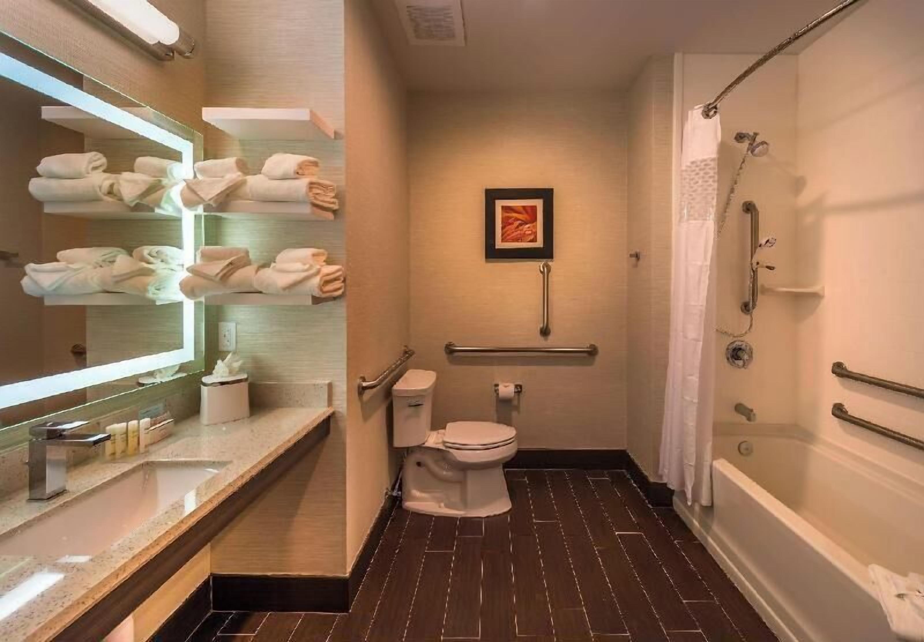 Combined shower/bathtub, hair dryer, towels