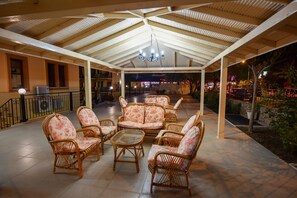 Terrace/patio - Belcehan Beach Hotel (Fethiye)