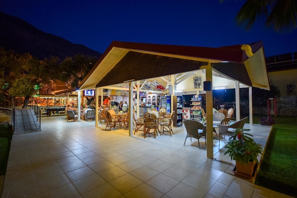 Swim-up bar