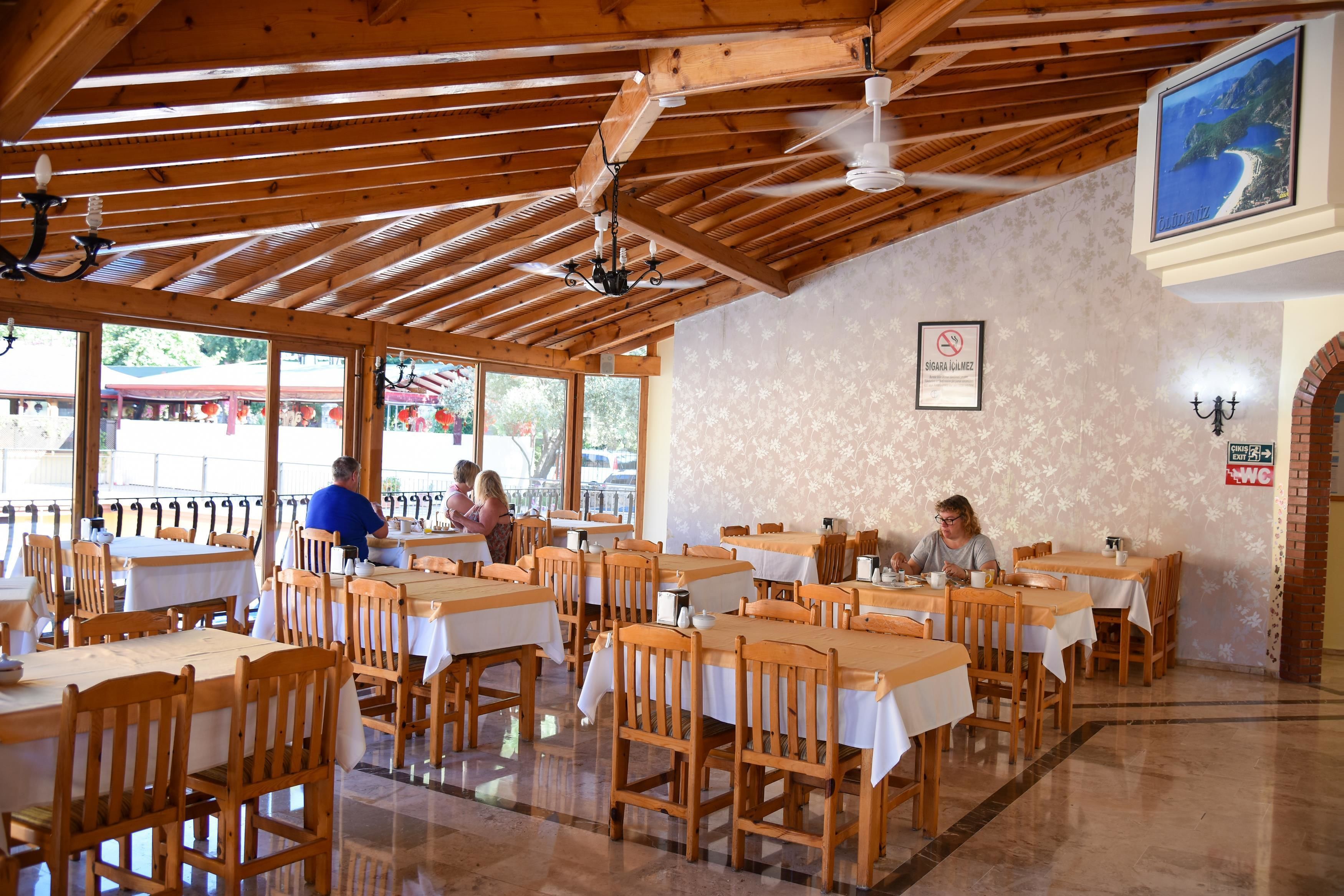 breakfast, lunch, dinner served; international cuisine