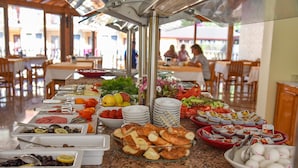 Un bufé con diversos alimentos y utensilios.