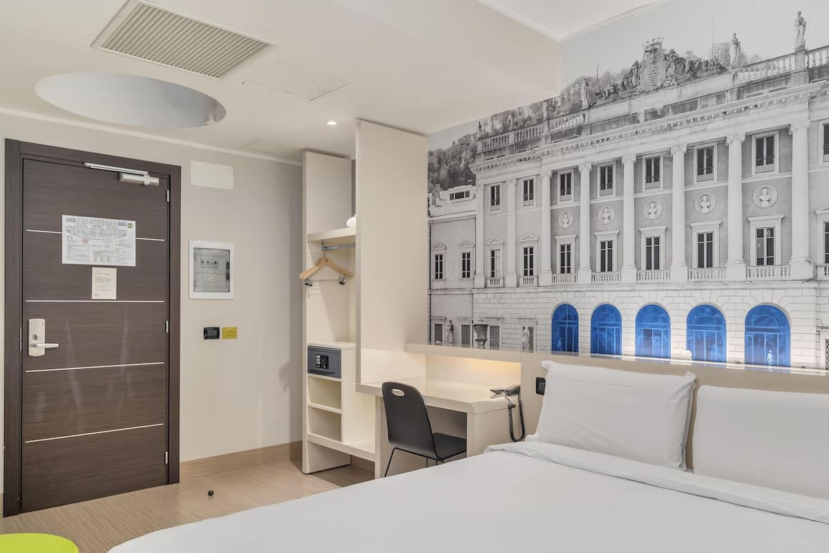 Economy Double Room, Non Smoking | Peti besi dalam bilik, meja, seterika/papan seterika, Wi-fi percuma