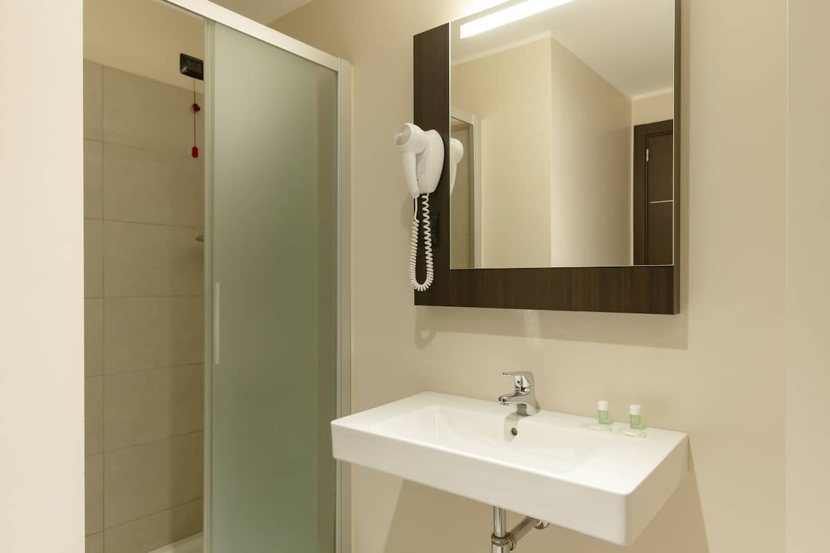 Een douche, gratis toiletartikelen, een haardroger, handdoeken