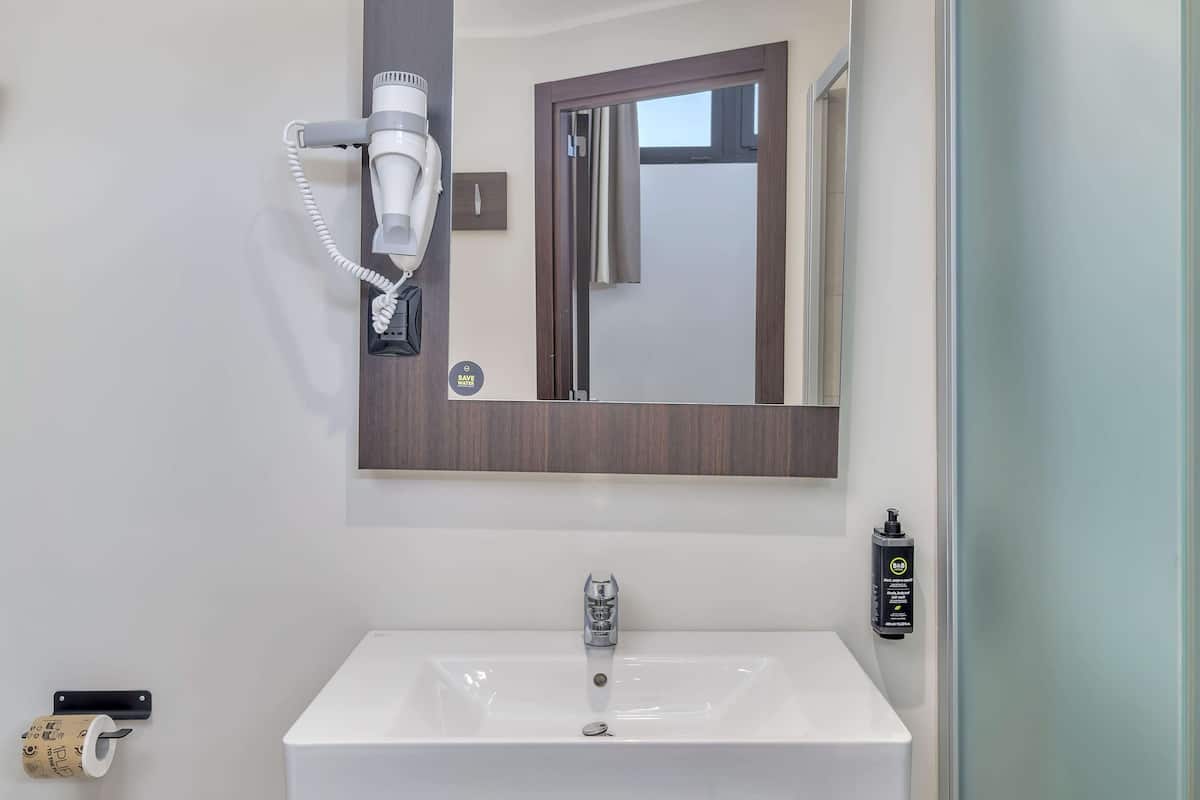 Dusche, kostenlose Toilettenartikel, Haartrockner, Handtücher
