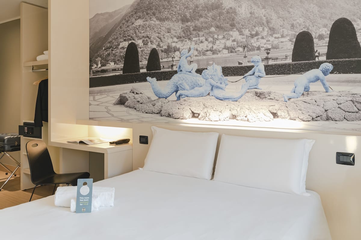 Tweepersoonskamer, niet-roken | Een kluis op de kamer, een bureau, een strijkplank/strijkijzer