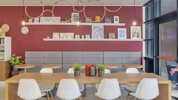 Tägliches Frühstücksbuffet (9.50 EUR pro Person)