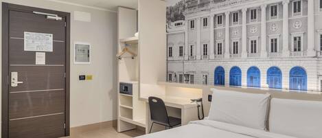 Coffres-forts dans les chambres, bureau, fer et planche à repasser