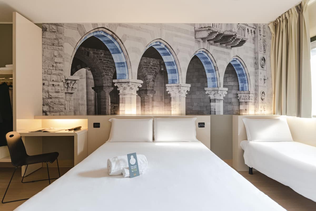 Driepersoonskamer, niet-roken | Een kluis op de kamer, een bureau, een strijkplank/strijkijzer