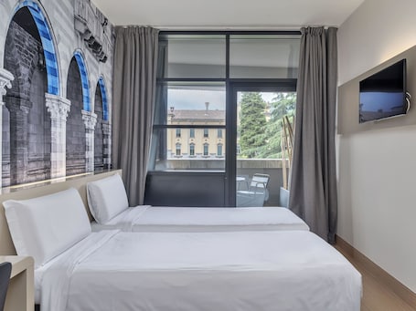In-room safe, desk, iron/ironing board, free WiFi. B&B Hotel Como Camerlata