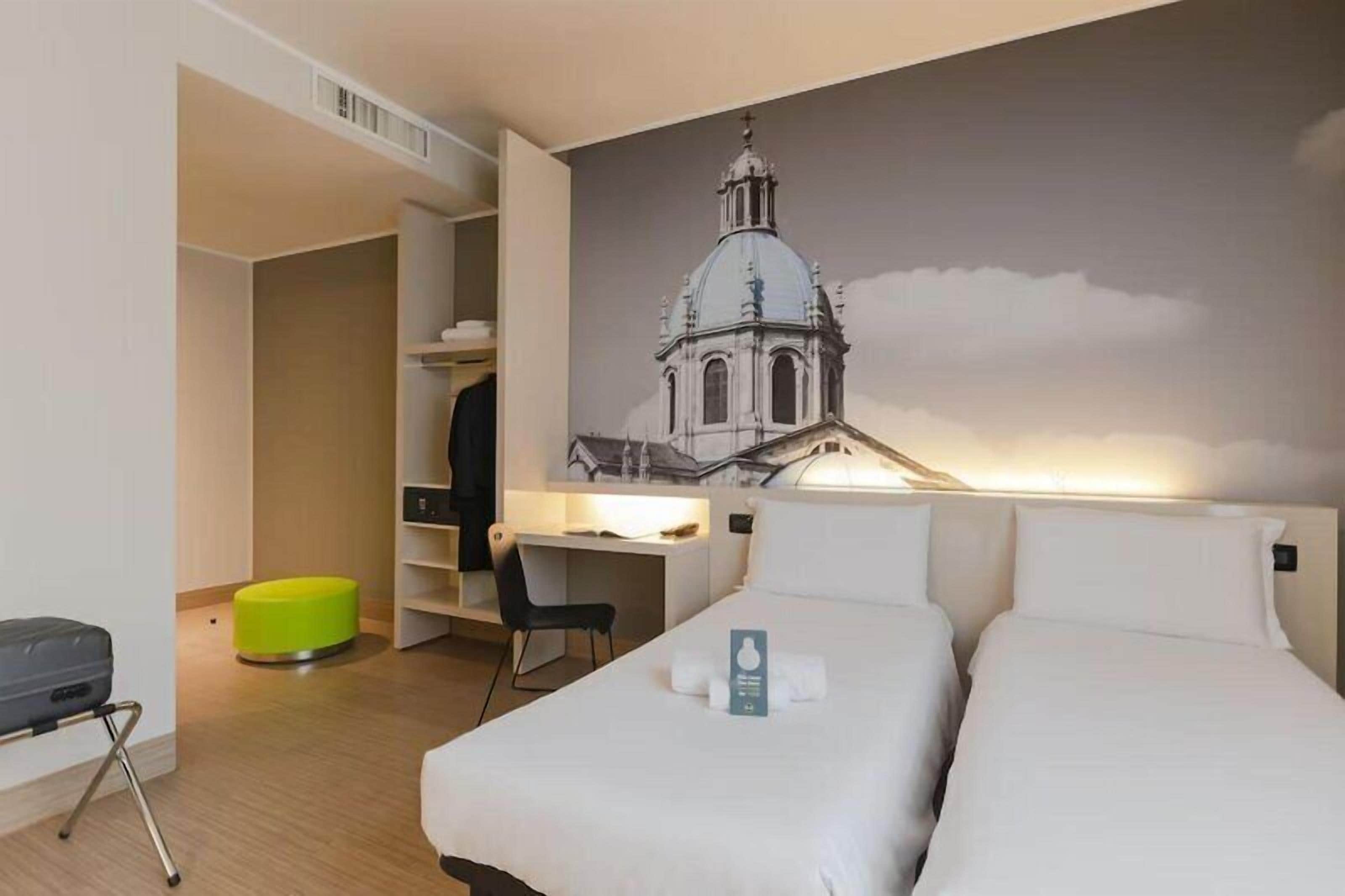 Twin Room, Non Smoking | In-room safe, desk, iron/ironing board (on request), WiFi (free)