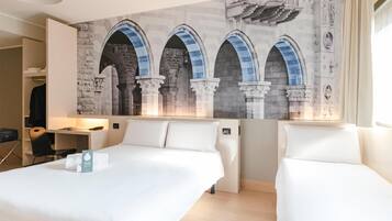 Dreibettzimmer, Nichtraucher | Zimmersafe, Schreibtisch, Bügeleisen/Bügelbrett, kostenloses WLAN