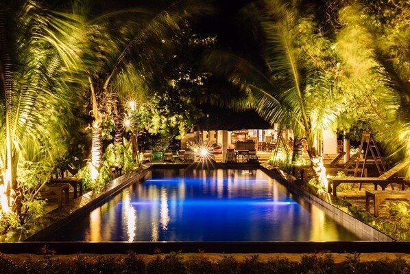 Piscine extérieure, chaises longues