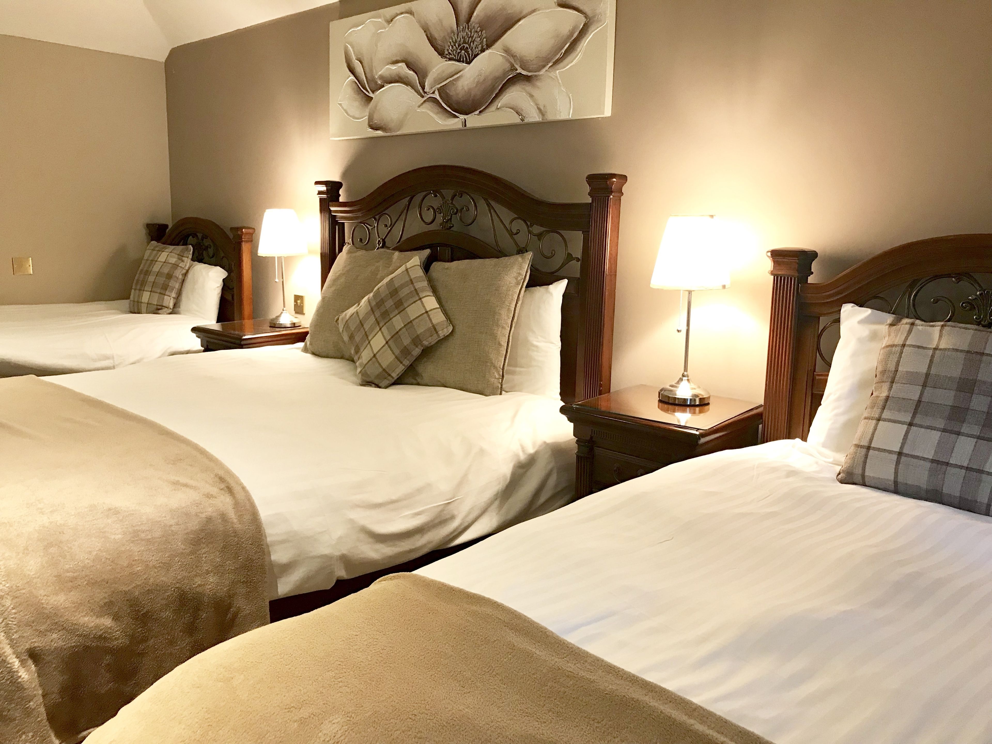 Escritorio, tabla de planchar con plancha, wifi gratis y ropa de cama 