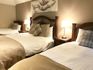 Habitación cuádruple familiar | Escritorio, tabla de planchar con plancha, wifi gratis y ropa de cama