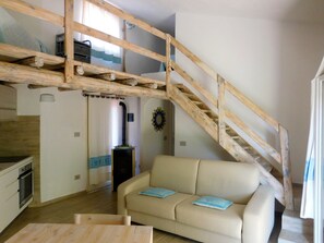 Familienvilla, 1 Schlafzimmer | Wohnbereich | 24-Zoll-LCD-Fernseher mit Satellitenempfang, Fernseher