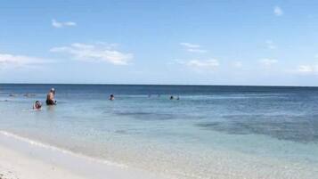 Na praia, prĂĄtica de mergulho livre no local