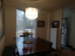 Iron/ironing board, travel cot, free WiFi, bed sheets - Margie Townhome Suites (Toronto)