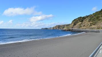 Una spiaggia nelle vicinanze